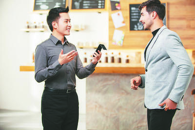 科大訊飛的&ldquo;雙屏翻譯機(jī)&rdquo;(資料圖)